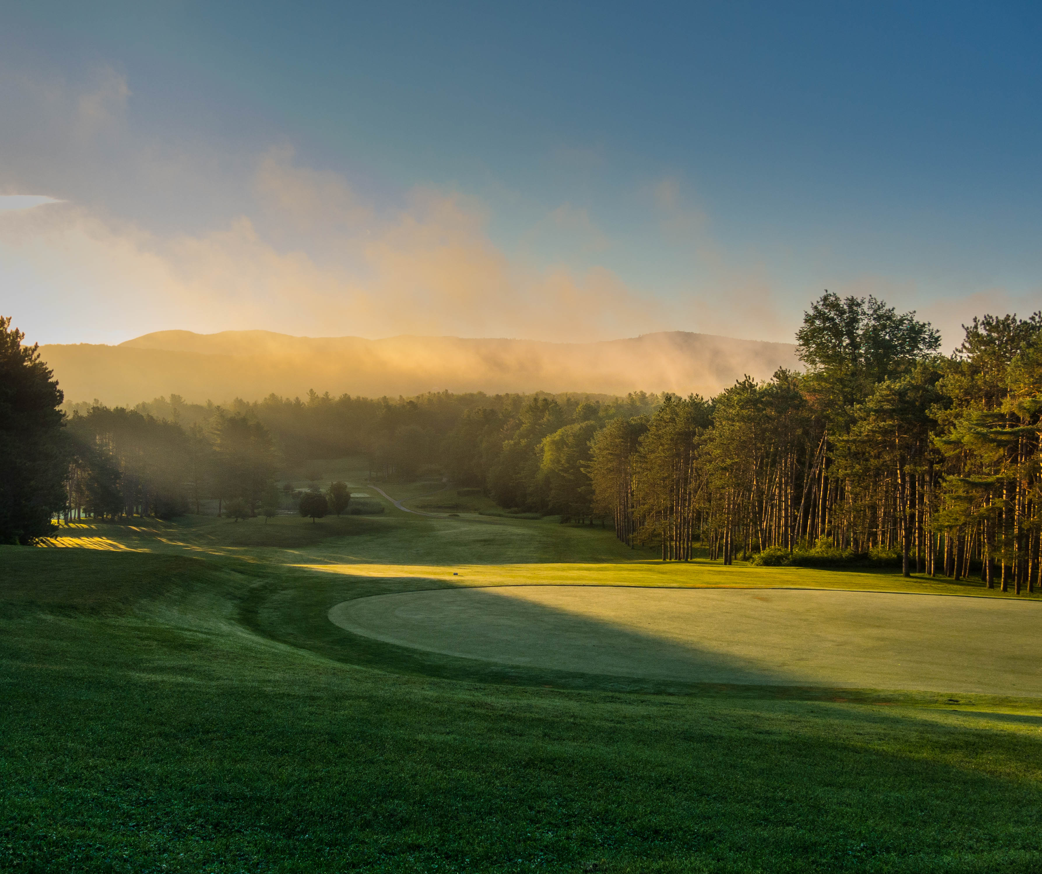 Un campo de golf verde, abierto y tranquilo